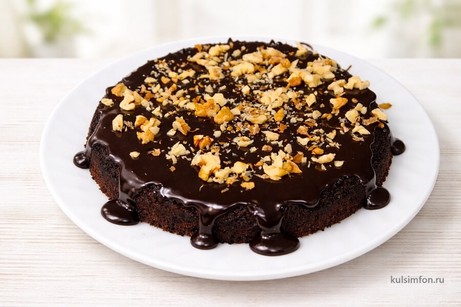 Мокрый шоколадный торт с орехами