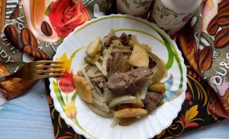 Куриная печень с яблоком и луком