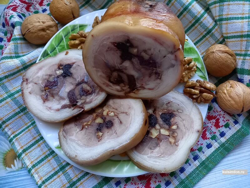Рулет из свиной рульки варенный с черносливом и орехами