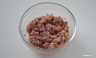 Мясной фарш с кабачком размешанный