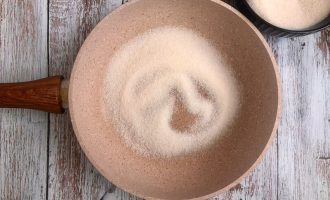 Сахарный песок на сковородке