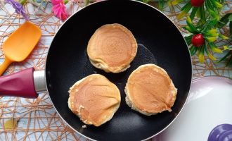 Жаренные панкейки на сковороде