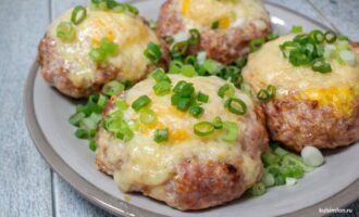 Мясные ватрушки из фарша с яйцом и сыром