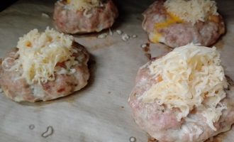 Мясные ватрушки с сыром