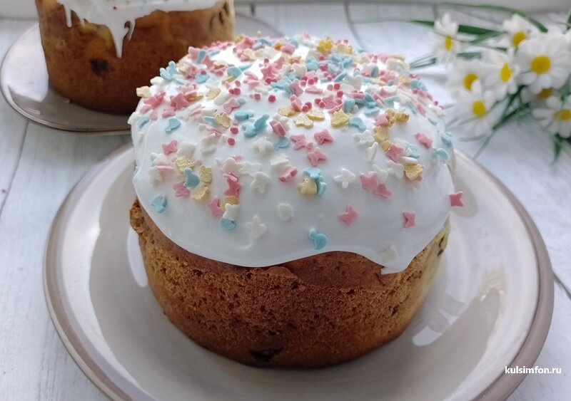 Кулич из творожного теста с цукатами и изюмом