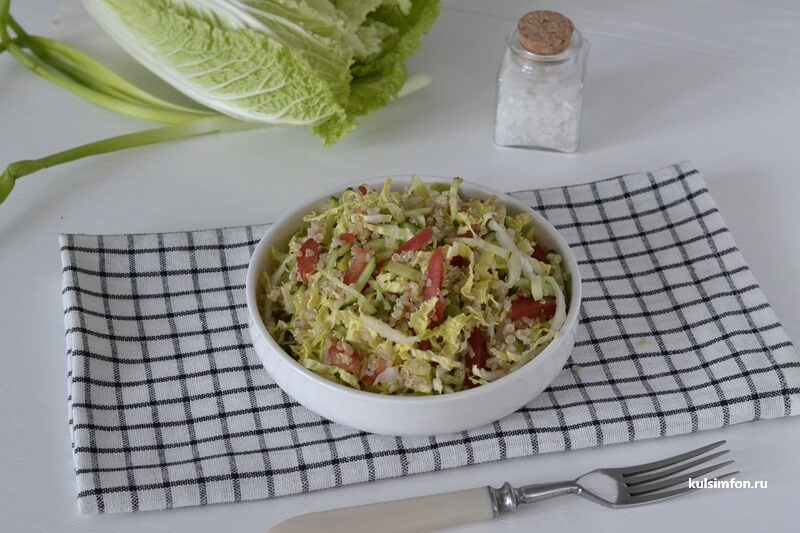 Готовый салат из пекинской капусты и киноа с овощами — легкое и полезное блюдо Салат с пекинской капустой, киноа, огурцами и помидорами в тарелке на столе
