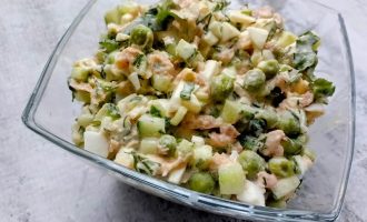 Готовый салат с тунцом и огурцом