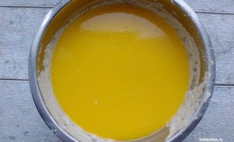 Однородная масса желтого цвета