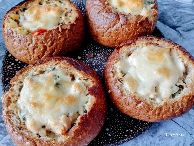 Горячие булочки с картофелем, куриным филе и сыром — сытная закуска для всей семьи Закусочные булочки с картофельной начинкой, курицей и расплавленным сыром на тарелке