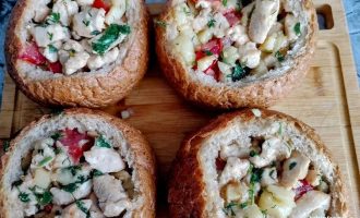 Булочки, заполненные начинкой из картофеля, курицы, помидоров и зелени