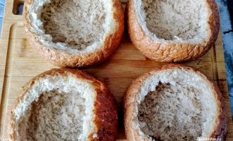 Подготовленные булочки без верхушек и мякиша для начинки