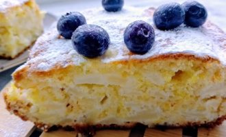 Лимонно-яблочный пирог с сахарной пудрой и черникой