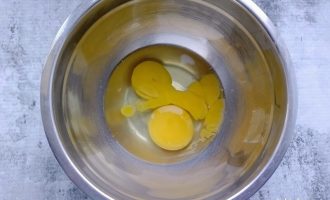 Яйца в миске, подготовленные для взбивания