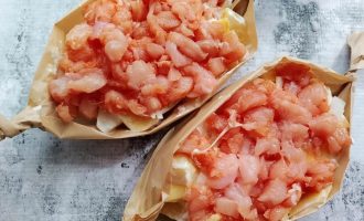 Куриное филе в томатной пасте, выложенное в лодочки