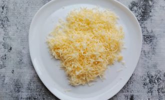 Тертый сыр в миске