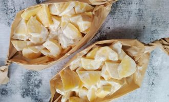 Пергаментные лодочки с уложенным картофелем