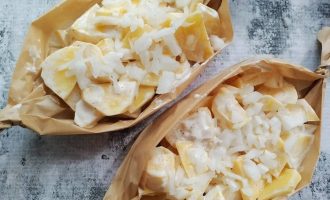 Слой мелко нарезанного лука поверх картофеля