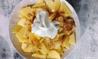 Картофель, перемешанный со сметаной