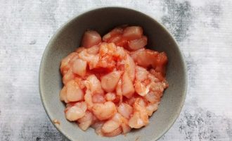 Нарезанные кусочками куриное филе с томатной пастой и приправами