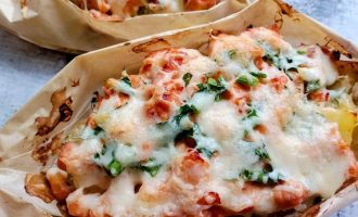 Готовые лодочки с картофелем и куриным филе после запекания