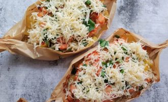 Лодочки с картофелем, курицей и зеленью, посыпанные сыром