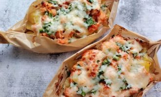 Лодочки с картофелем и куриным филе, запеченные в пергаменте