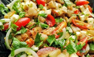 Готовый салат с жареными баклажанами, сыром и черри