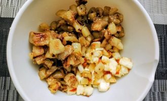 Смешанные баклажаны и сыр в миске