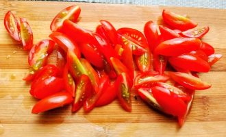 Разрезанные на четвертинки томаты черри