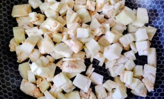 Обжарка кусочков баклажана в масле до корочки