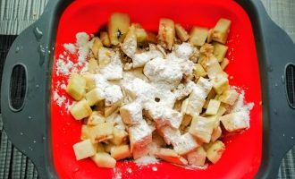 Баклажаны, обсыпанные кукурузным крахмалом