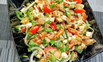 Салат с жареными баклажанами, адыгейским сыром и томатами черри