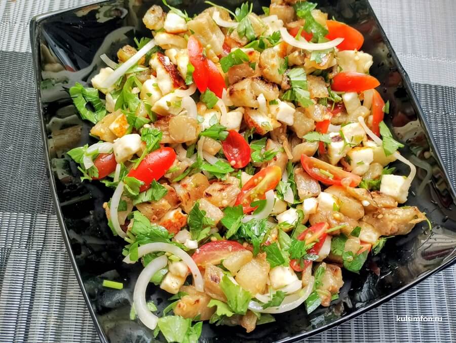 Салат с жареными баклажанами, адыгейским сыром и томатами черри