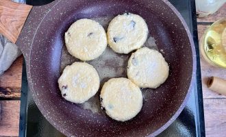Сырники, сформированные в кружочки и обваленные в муке