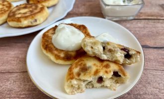 Сырники с вяленой клюквой на тарелке