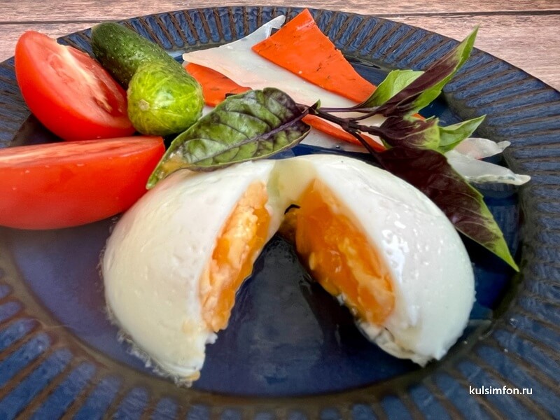 Яйцо-пашот с мягким желтком, поданное с овощами и зеленью