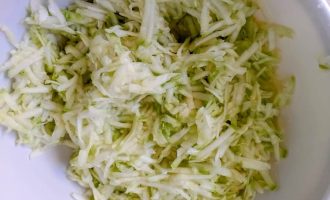 Кабачковое тесто: кабачковая масса с яйцами, специями и мукой в глубокой миске