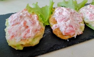 : закуска из кабачков с творожным сыром и кетой на праздничном блюде