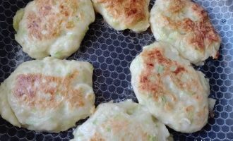 Обжаренные кабачковые оладьи