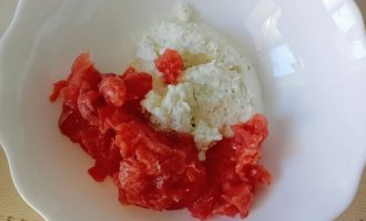 Начинка: кусочки слабосоленой кеты, смешанные с творожным сыром