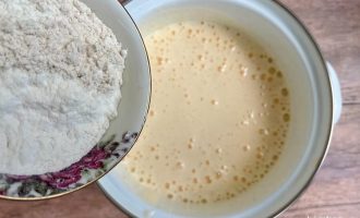 Добавление муки в яичную смесь для пирога
