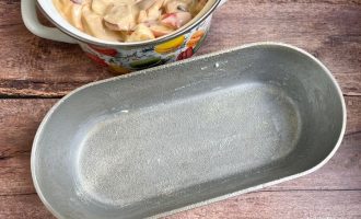 Форма, смазанная маслом и присыпанная манкой