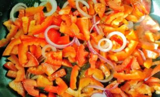 Болгарский перец разных цветов на сковороде с овощами