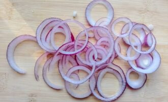 Нарезанный фиолетовый лук кольцами для болгарского омлета