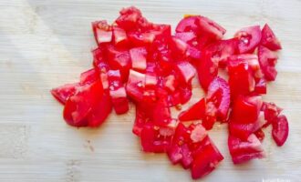 Кубики свежих помидоров для болгарского омлета миш-маш
