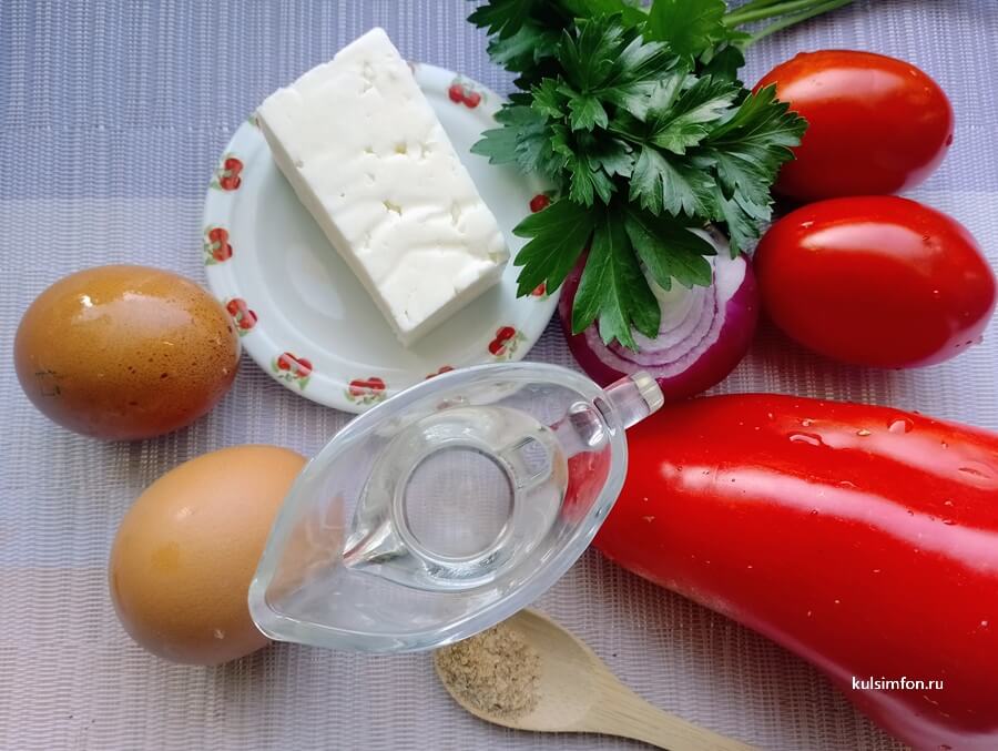 Ингредиенты для болгарского омлета миш-маш — яйца, брынза, помидоры, перец и зелень