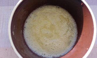 Взбитые яйца со специями для болгарского омлета