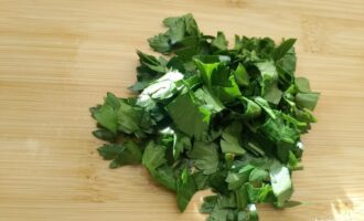 Нарезанная зелень петрушки для украшения болгарского омлета