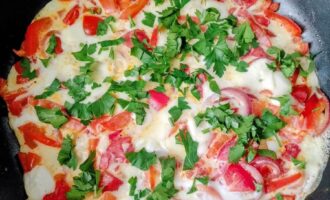 Болгарский омлет миш-маш на сковороде с овощами и зеленью