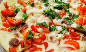 Готовый болгарский омлет миш-маш с перцем, брынзой и зеленью